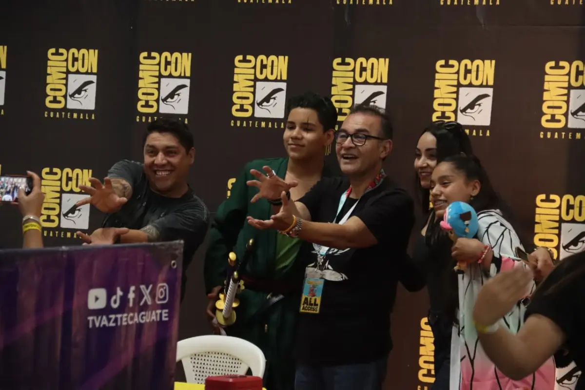 El actor de doblaje Maro Castañeda, de lentes, atiende a varios de sus seguidores en la Comic-Con Guatemala 2026., Alex Meoño 