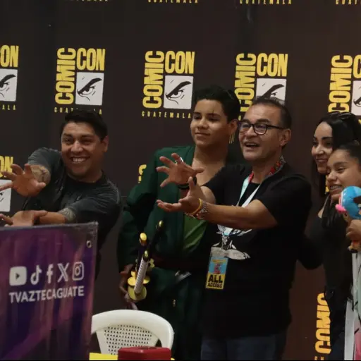 El actor de doblaje Maro Castañeda, de lentes, atiende a varios de sus seguidores en la Comic-Con Guatemala 2026. ,Alex Meoño 