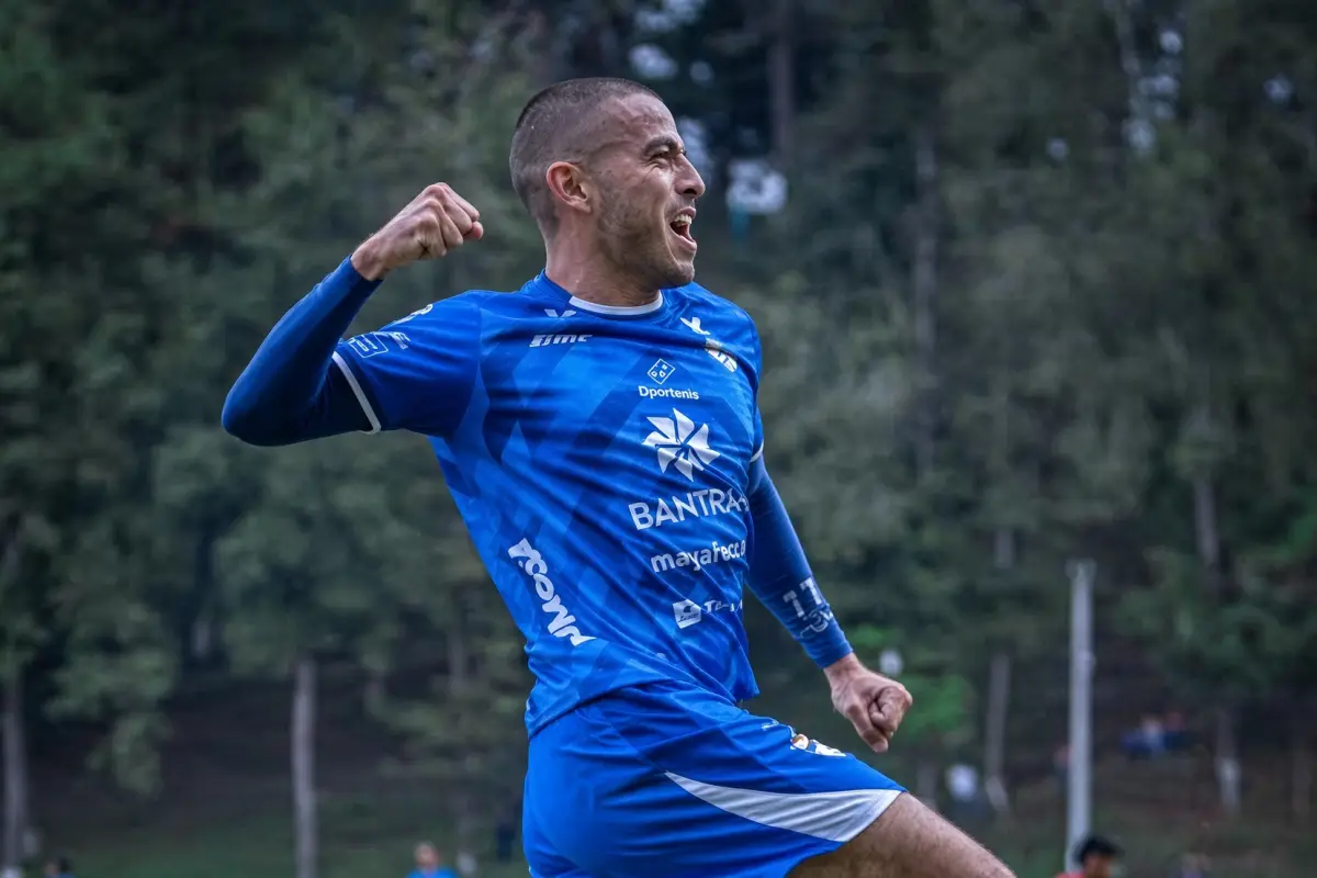 Juan Winter celebrando gol en el estadio José Ángel Rossi