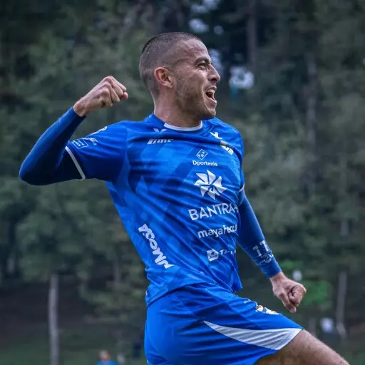 Juan Winter celebrando gol en el estadio José Ángel Rossi 