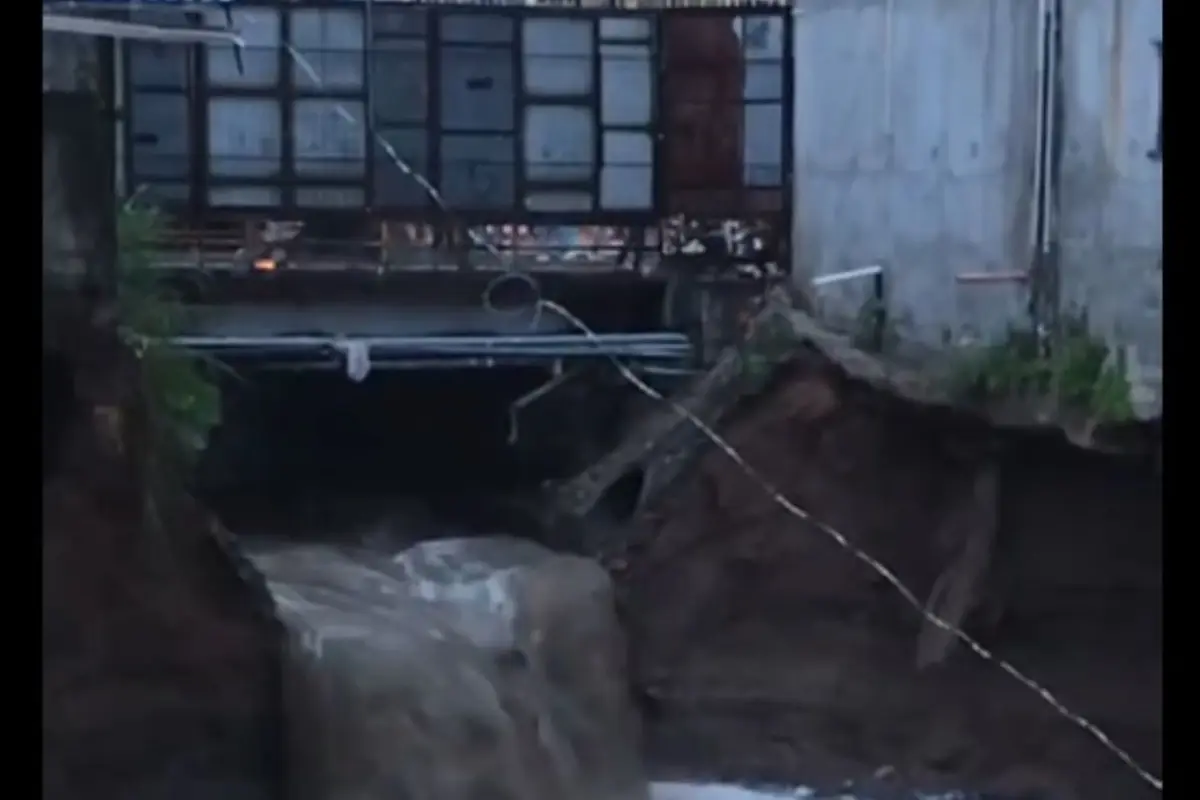 La corriente del Río Pinula amenaza varias estructuras cercanas. , Captura de pantalla.