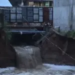 La corriente del Río Pinula amenaza varias estructuras cercanas.  ,Captura de pantalla.