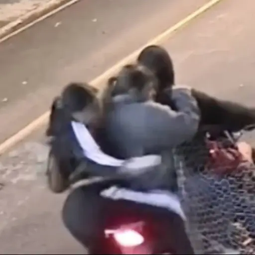 Brutal asalto de motoladrones queda grabado en video en La Florida, zona 19. ,Captura de pantalla video de X.