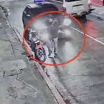 VIDEO: Automovilista atropella a motorista que acababa de bajar de su moto en San Marcost