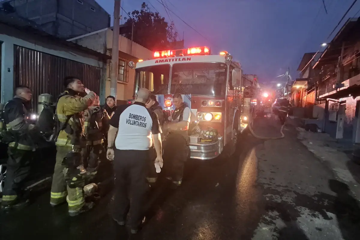 Área donde ocurrió el incendio en una recicladora en Villa Nueva., Bomberos Voluntarios