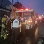 Área donde ocurrió el incendio en una recicladora en Villa Nueva. ,Bomberos Voluntarios