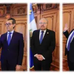 Jonathan Menkos (i), presidente del Banguat; José Blanco (c), vicepresidente de la institución; y Juan Catalán (d), titular de la SIB, fueron juramentados por el presidente Bernardo Arévalo. ,Gobierno de Guatemala