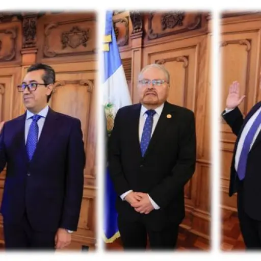 Jonathan Menkos (i), presidente del Banguat; José Blanco (c), vicepresidente de la institución; y Juan Catalán (d), titular de la SIB, fueron juramentados por el presidente Bernardo Arévalo. ,Gobierno de Guatemala