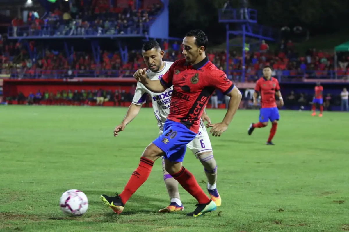 Acción de juego entre Municipal y Mixco en la primera vuelta del Apertura 2026