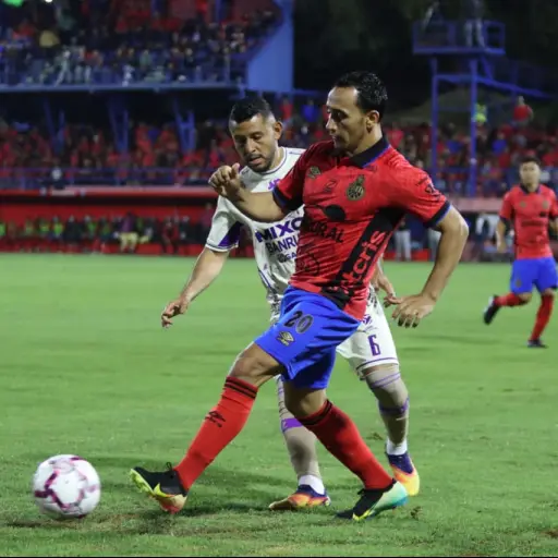 Acción de juego entre Municipal y Mixco en la primera vuelta del Apertura 2026  