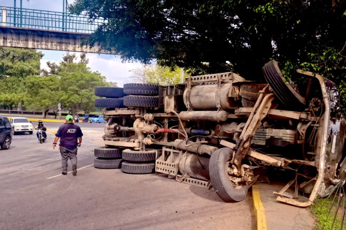 El camión permanece obstaculizando uno de los carriles tras el accidente en zona 13., PMT capitalina/Montejo