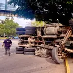 El camión permanece obstaculizando uno de los carriles tras el accidente en zona 13. ,PMT capitalina/Montejo