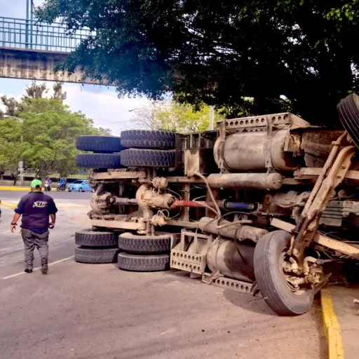 El camión permanece obstaculizando uno de los carriles tras el accidente en zona 13. ,PMT capitalina/Montejo