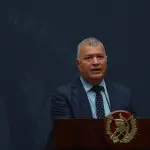 El ministro de Energía y Minas, Erwin Barrios, en conferencia de prensa \