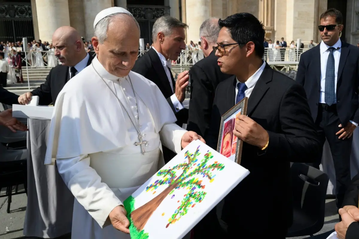 Papa León XIV recibe pintura creada por niños guatemaltecos., Foto Cortesía