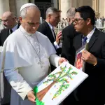 Papa León XIV recibe pintura creada por niños guatemaltecos. ,Foto Cortesía