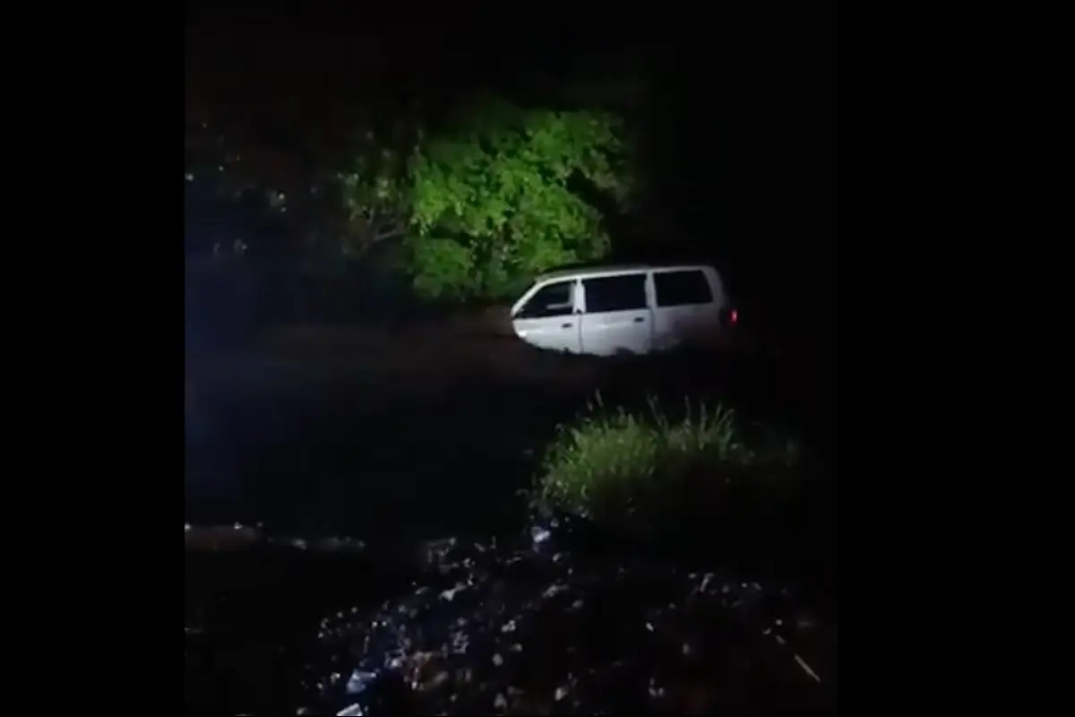 Área donde una correntada arrastró un microbús en El Progreso., Bomberos Municipales Departamentales