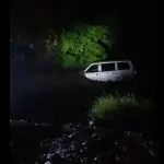 Microbús es arrastrado por correntada tras fuertes lluvias en El Progresot
