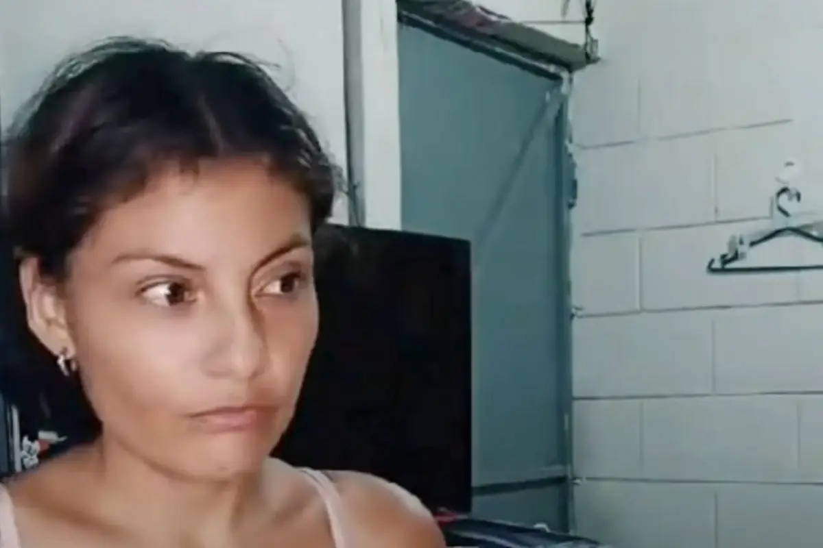 Video de tiktoker hondureña se vuelve viral tras escuchar un inquietante lamento durante una transmisión., Captura de pantalla video de X.