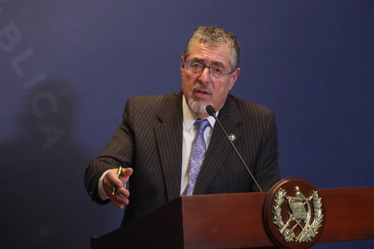 El presidente de Guatemala, Bernardo Arevalo de León, fue captado este 8 de octubre, durante una rueda de prensa, en el Palacio Nacional de la Cultura, Foto EFE