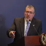 El presidente de Guatemala, Bernardo Arevalo de León, fue captado este 8 de octubre, durante una rueda de prensa, en el Palacio Nacional de la Cultura ,Foto EFE