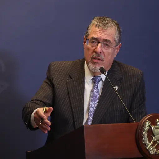 El presidente de Guatemala, Bernardo Arevalo de León, fue captado este 8 de octubre, durante una rueda de prensa, en el Palacio Nacional de la Cultura ,Foto EFE