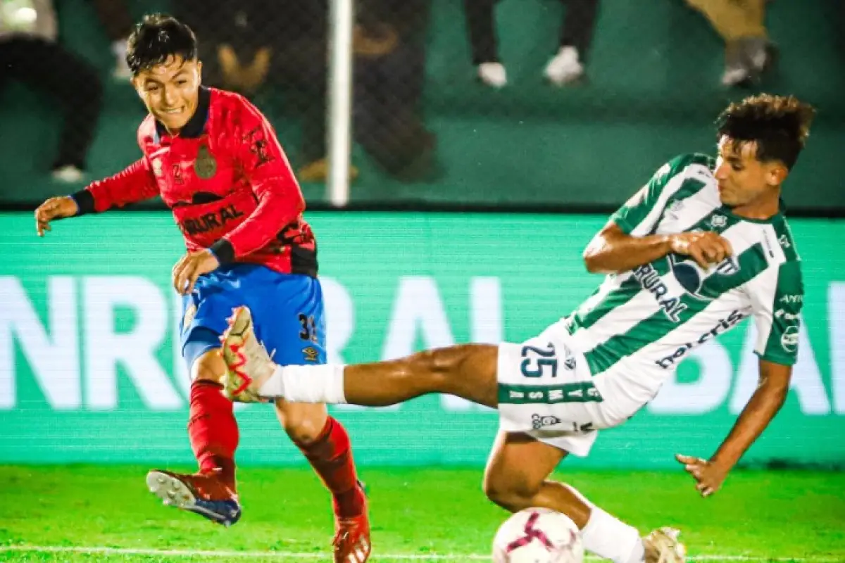 Acción de juego entre Antigua y Municipal 