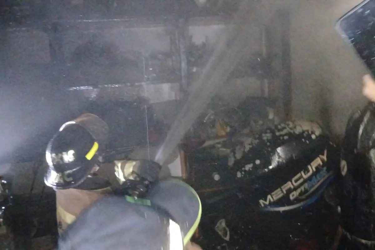 El incendio consumió el taller de motores de lancha en Sololá., Bomberos Voluntarios
