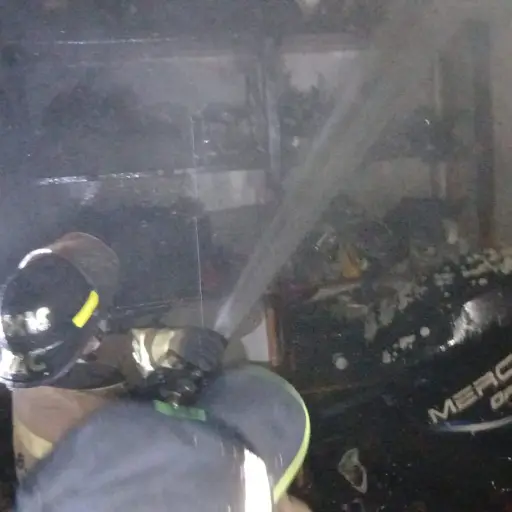 El incendio consumió el taller de motores de lancha en Sololá. ,Bomberos Voluntarios