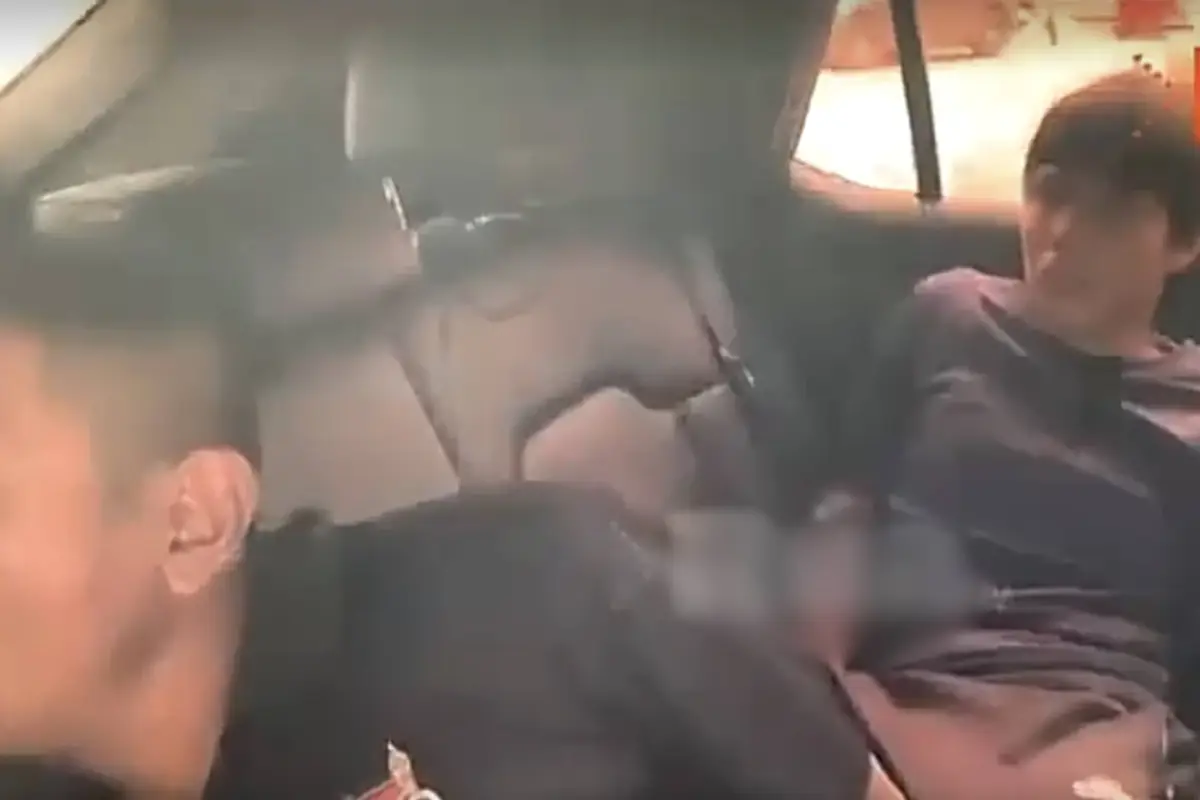 Video muestra el momento en que un detenido patea a su compañero dentro de una patrulla en Bolivia., Captura de pantalla video de Facebook.