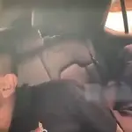 Video muestra el momento en que un detenido patea a su compañero dentro de una patrulla en Bolivia. ,Captura de pantalla video de Facebook.