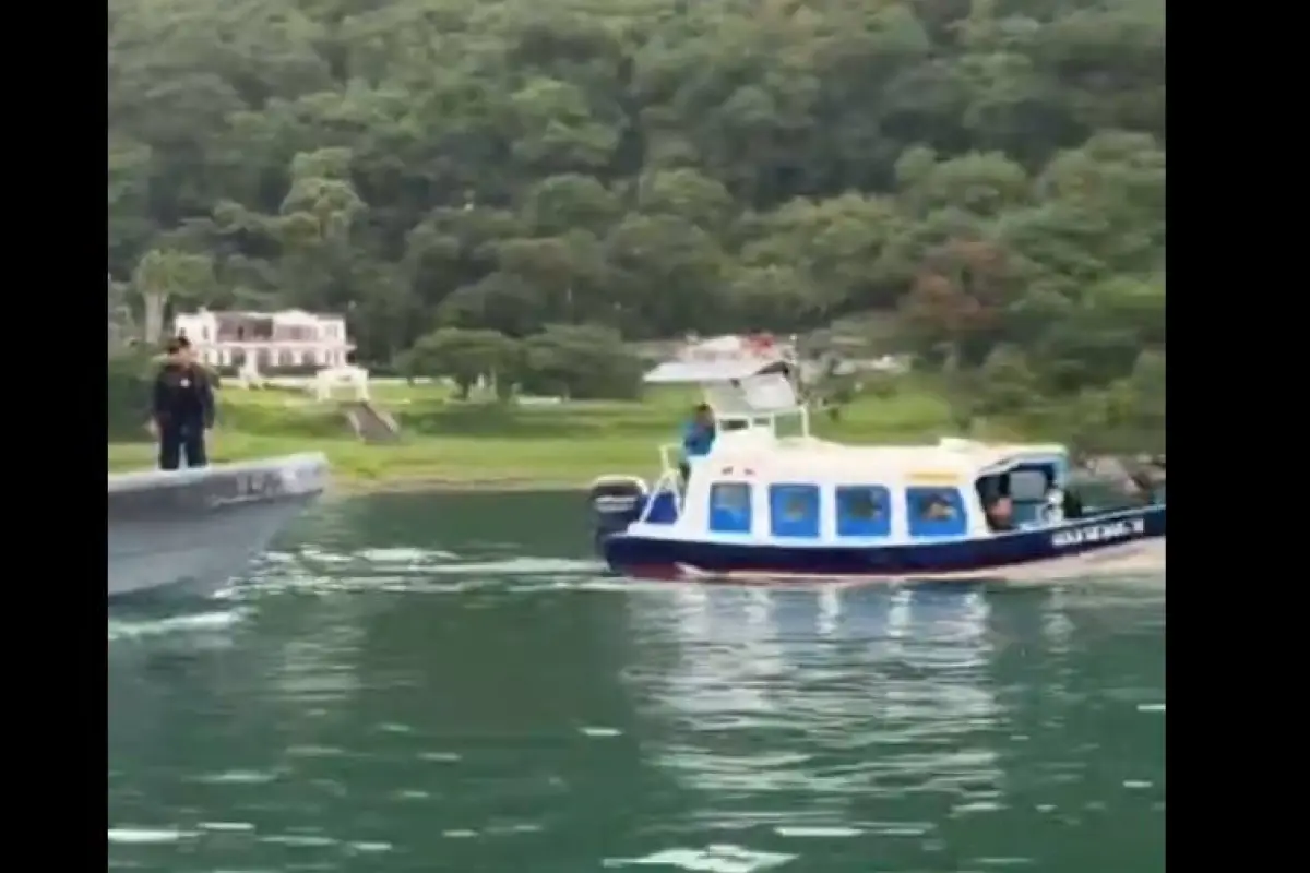 Equipos de socorro realizan labores de búsqueda tras caer un helicóptero al lago de Atitlán., Bomberos Voluntarios