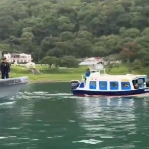 Equipos de socorro realizan labores de búsqueda tras caer un helicóptero al lago de Atitlán. ,Bomberos Voluntarios