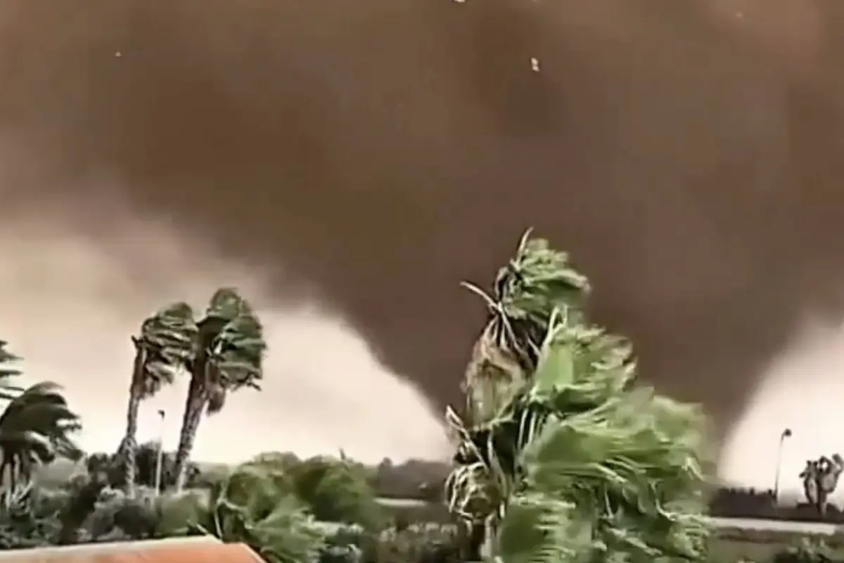 Impresionante video del tornado que azotó una ciudad italiana., Captura de pantalla video de X.