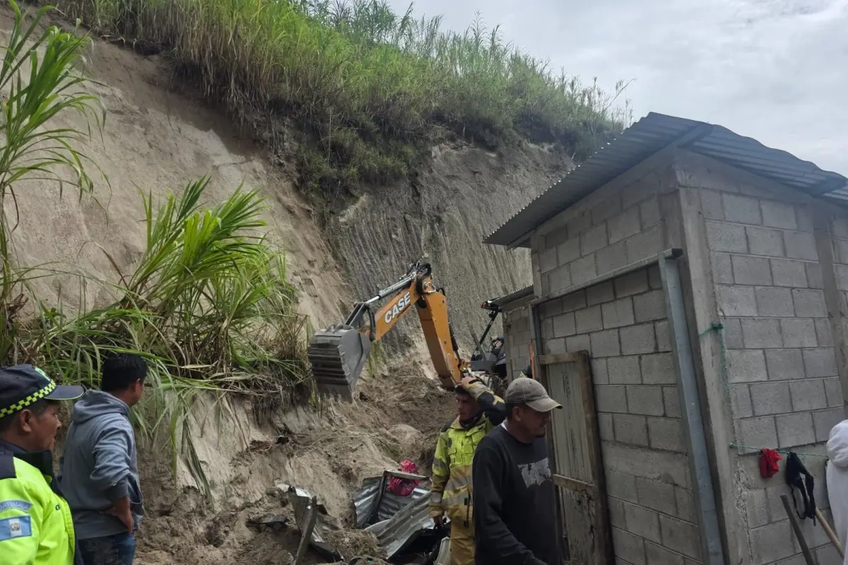 Deslizamiento de tierra en Joyabaj, Quiché, donde fallecieron dos menores de edad., Bomberos Voluntarios