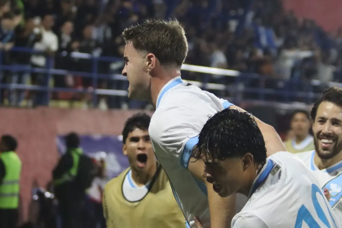 Matt Evans en plena celebración del gol ante Guatemala 