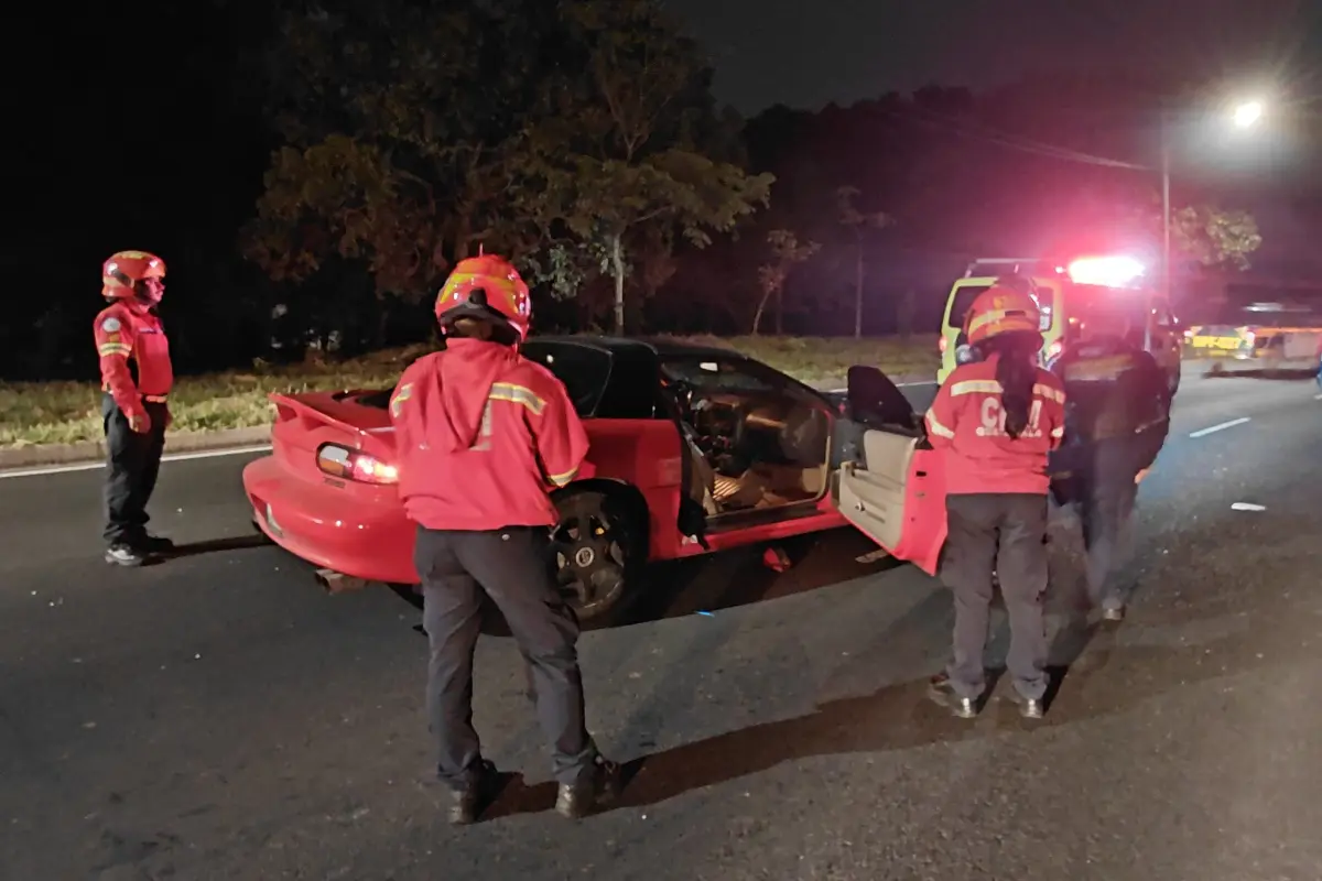 Dentro de este vehículo fue localizada la persona herida tras un ataque armado en el bulevar El Naranjo., Bomberos Municipales
