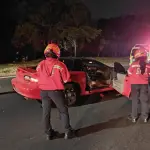 Dentro de este vehículo fue localizada la persona herida tras un ataque armado en el bulevar El Naranjo. ,Bomberos Municipales