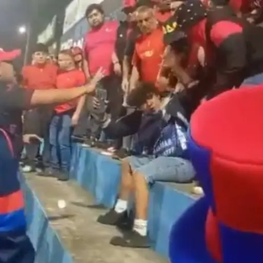 Aficionado con camisola de Comunicaciones es agredido físicamente en estadio El Trébol 