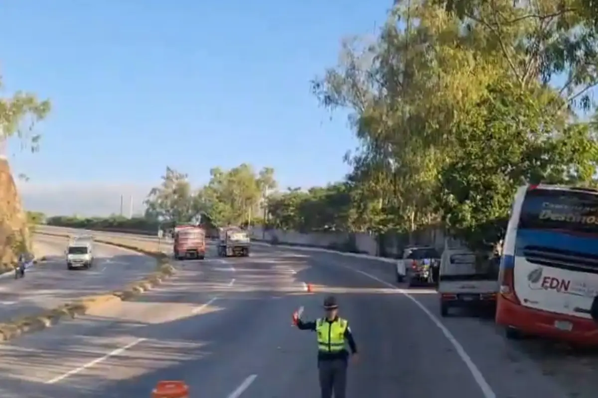 El autobús afectado quedó fuera de la vía por causas que se desconocen. , Captura de pantalla.