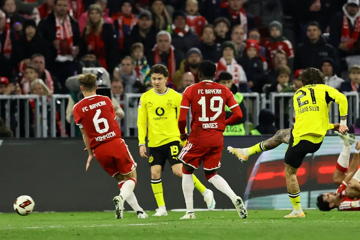 Acción de juego entre Bayern Múnich y Borussia Dortmund 
