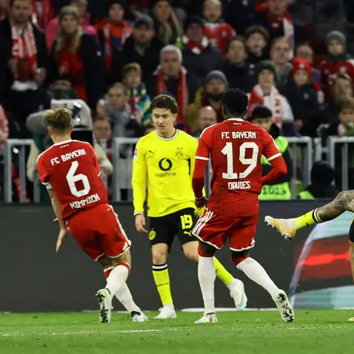 Acción de juego entre Bayern Múnich y Borussia Dortmund 
