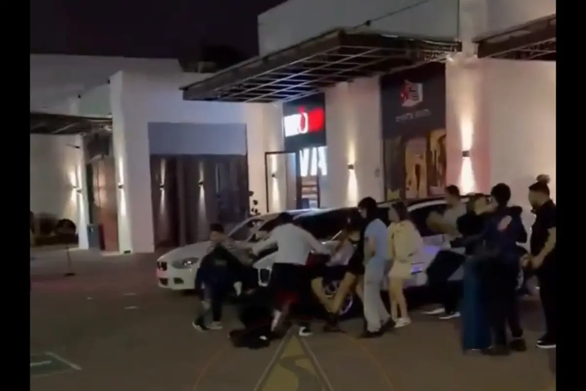 El video muestra la pelea entre varios jóvenes en una plaza comercial de la zona 16., Captura de pantalla.