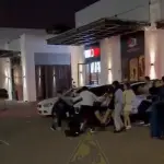 El video muestra la pelea entre varios jóvenes en una plaza comercial de la zona 16. ,Captura de pantalla.