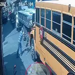La víctima sufrió todo el peso de una de las llantas delanteras, pero fue trasladado a un hospital con vida. ,Captura de pantalla.