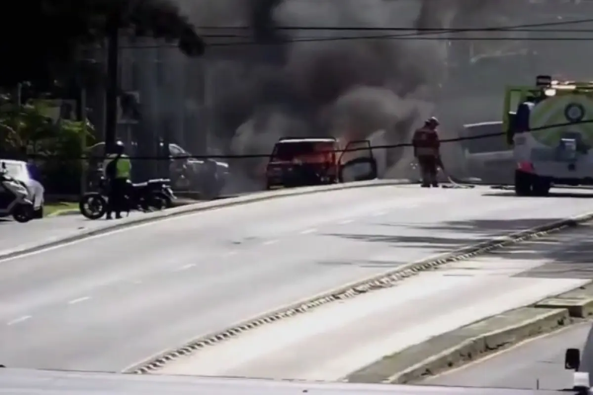 El incendio alarmó a los demás usuarios de la vía., Captura de pantalla.