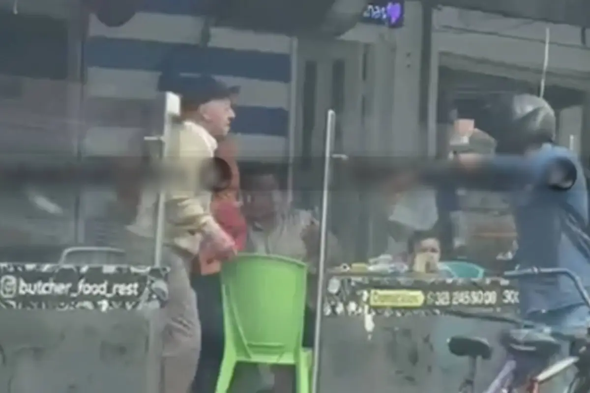 Adulto mayor enfrenta a ladrón armado que intentaba asaltar un restaurante en Bogotá., Captura de pantalla video de X.