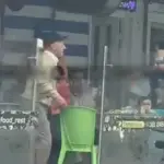 Adulto mayor enfrenta a ladrón armado que intentaba asaltar un restaurante en Bogotá. ,Captura de pantalla video de X.