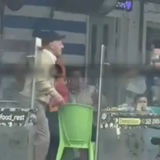 Adulto mayor enfrenta a ladrón armado que intentaba asaltar un restaurante en Bogotá. ,Captura de pantalla video de X.