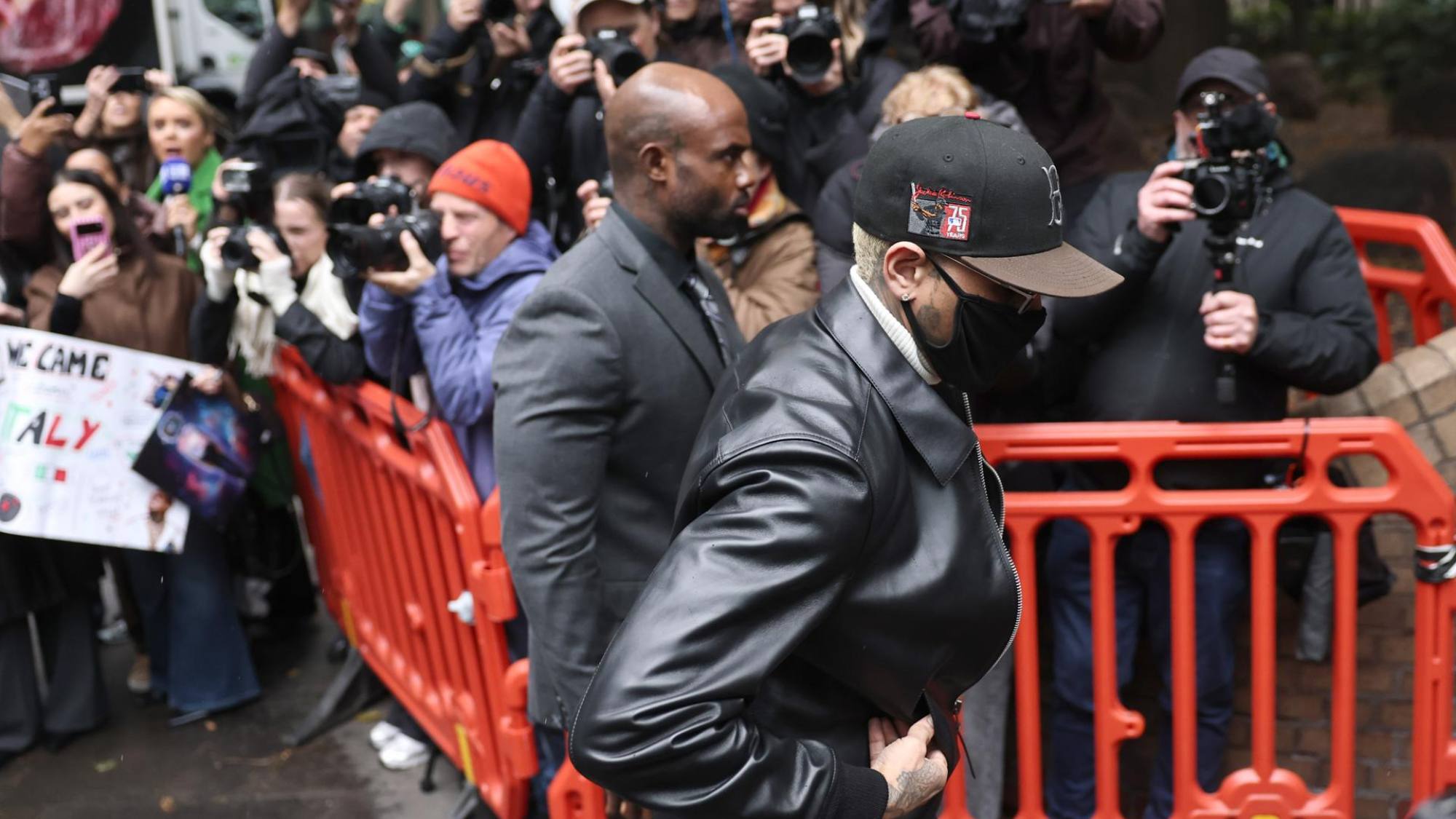 Chris Brown es condenado a ocho meses de prisión suspendidos en Londres